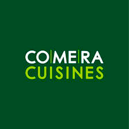 Logo avec l'inscription « COMERA CUISINES » en lettres majuscules blanches et vert clair sur fond vert foncé. COMERA est en haut, CUISINES en bas, en caractères plus grands et gras.