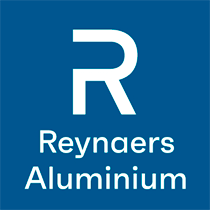 Logo blanc avec une grande lettre R stylisée au-dessus des mots Reynaers Aluminium sur fond bleu.
