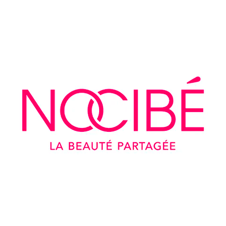 Logo Nocibé en rose avec les lettres O et C superposées. En dessous, le slogan français « LA BEAUTÉ PARTAGÉE » apparaît en plus petit texte rose, le tout sur fond blanc.