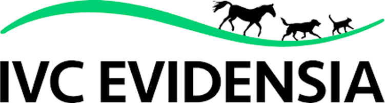 Logo IVC Evidensia avec une ligne courbe verte au-dessus du nom, comportant des silhouettes d'un cheval, d'un chien et d'un chat marchant de gauche à droite au-dessus de la ligne.