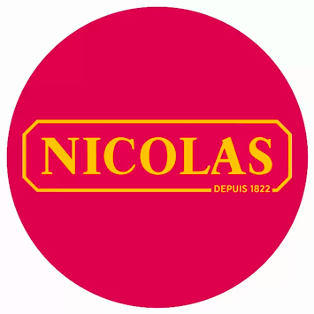 Un cercle rouge avec le mot NICOLAS en grandes lettres majuscules jaunes et DEPUIS 1822 en texte jaune plus petit en dessous, tous deux à l'intérieur d'un cadre rectangulaire bordé de jaune.