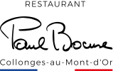 Logo noir et blanc pour le restaurant Paul Bocuse, comportant une grande police de style signature manuscrite et le texte Collonges-au-Mont-d'Or avec de petites lignes bleues et rouges en dessous.