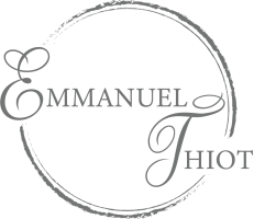 Logo élégant pour Photographie professionnelle, mettant en vedette le nom Emmanuel Thiot en texte stylisé dans un design de coup de pinceau circulaire, capturant l'essence de la haute qualité dans la région Rhône-Alpes.