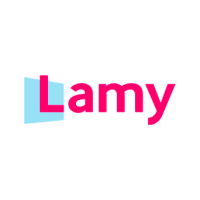 L'image représente le mot « Lamy » en lettres roses en gras. Derrière la lettre « L » se trouve un rectangle bleu clair incliné, ajoutant une touche géométrique au logo. Le fond est blanc.