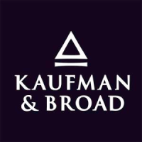 Logo Kaufman & Broad comportant un symbole de triangle géométrique blanc au-dessus du nom de l'entreprise en lettres majuscules blanches en gras sur un fond sombre.
