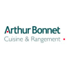 Logo Arthur Bonnet avec le texte Arthur Bonnet en vert et Cuisine & Rangement en gris en dessous, avec deux petits carrés rouges accentuant le texte.