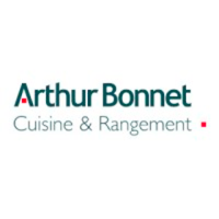 Logo Arthur Bonnet avec le texte Arthur Bonnet en vert et Cuisine & Rangement en gris en dessous, avec deux petits carrés rouges accentuant le texte.