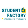 Logo avec le texte STUDENT FACTORY RÉSIDENCES ÉTUDIANTS en bleu sarcelle, avec une icône de maison jaune représentant une forme d'étoile au-dessus du mot FACTORY.