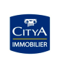 Logo de CITYA IMMOBILIER, sur fond bleu, avec du texte blanc et une colonne blanche stylisée au-dessus du nom de l'entreprise. CITYA est au-dessus d'une ligne jaune, et IMMOBILIER en dessous est en gras.