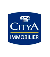 Logo de CITYA IMMOBILIER, sur fond bleu, avec du texte blanc et une colonne blanche stylisée au-dessus du nom de l'entreprise. CITYA est au-dessus d'une ligne jaune, et IMMOBILIER en dessous est en gras.
