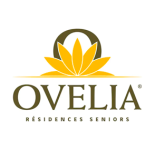 Logo d'Ovelia Résidences Seniors représentant un lotus jaune stylisé au-dessus du nom OVELIA en lettres grasses, avec RÉSIDENCES SENIORS écrit en dessous en plus petit texte.