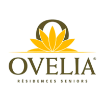 Logo d'Ovelia Résidences Seniors représentant un lotus jaune stylisé au-dessus du nom OVELIA en lettres grasses, avec RÉSIDENCES SENIORS écrit en dessous en plus petit texte.