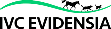 Logo IVC Evidensia avec une ligne courbe verte au-dessus du nom, comportant des silhouettes d'un cheval, d'un chien et d'un chat marchant de gauche à droite au-dessus de la ligne.