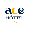 Logo d'Ace Hôtel. Le mot « ace » est écrit en minuscules, le « c » en jaune et les autres lettres en bleu foncé. En dessous, « HÔTEL » est écrit en majuscules bleu foncé. Deux petites courbes jaunes apparaissent en dessous.