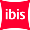 L'image montre le logo de l'hôtel ibis : le mot ibis en lettres minuscules blanches centré sur un fond carré rouge légèrement incurvé.