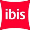 L'image montre le logo de l'hôtel ibis : le mot ibis en lettres minuscules blanches centré sur un fond carré rouge légèrement incurvé.