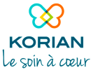 Logo Korian avec un cœur orange, bleu et vert au-dessus du mot KORIAN en lettres bleues en gras. En dessous, le texte manuscrit « Le soin à cœur ».