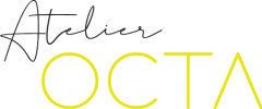 Logo avec les mots Atelier OCTA ; Atelier est écrit en écriture manuscrite noire, tandis qu'OCTA est en lettres majuscules jaunes audacieuses avec un style géométrique moderne.