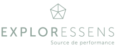 Logo pour EXPORESSENS avec un symbole géométrique minimaliste en forme de pentagone au-dessus du texte. En dessous, en lettres plus petites, on peut lire Source de performance. Le design utilise une palette de couleurs gris clair.