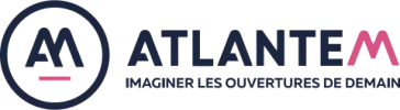 Logo pour ATLANT avec des lettres bleues, une icône circulaire avec la lettre A à gauche, et un A rose à la fin du mot. En dessous, il est écrit MOBILITY BY ENERGY en lettres bleues plus petites.